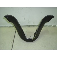 "DASHBOARD COVER / HANDLEBAR OEM N. 	AP8158368  SPARE PART USED SCOOTER APRILIA ATLANTIC 500 SPRINT (2005-2011) DISPLACEMENT CC. 500  YEAR OF CONSTRUCTION 2005"